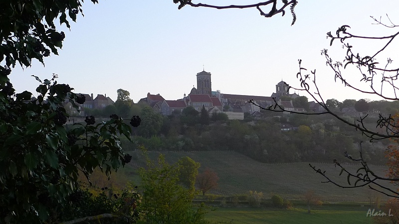 P1080001.JPG - Premiers pas, derniers regards sur Sainte Marie-Madeleine de Vézelay