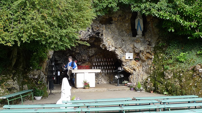 P1110001.JPG - La petite grotte, imitation de celle de Lourdes