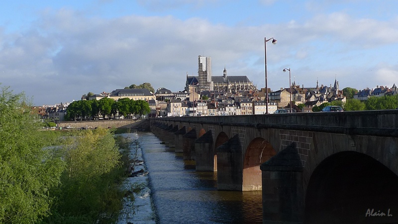 P1120003.JPG - Le pont sur la Loire et la cathédrale de Nevers