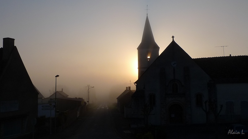 P1140002.JPG - Lever de soleil sur l'église de Valigny