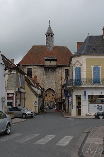 P1140006.JPG - La porte fortifiée de l'horloge à Ainay-le-Château