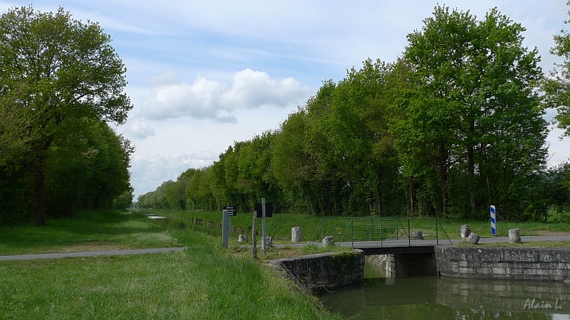 P1140016.JPG - Le canal du Berry avant Saint-Amand-Montrond