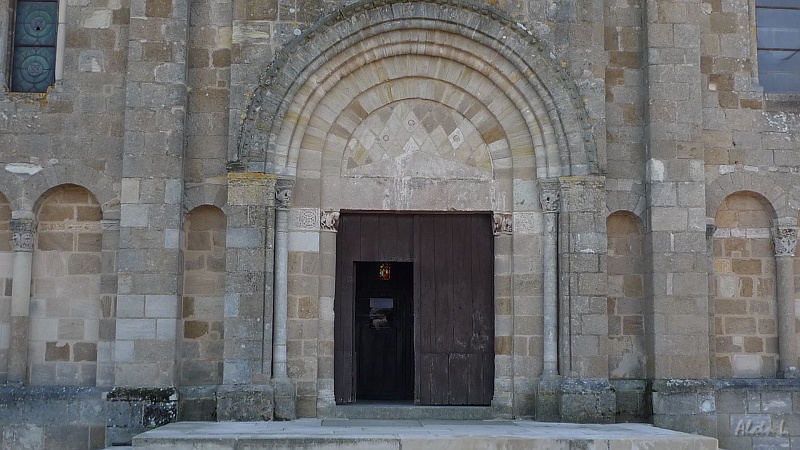 P1160008.JPG - Porche de l'église de Châteaumeillant