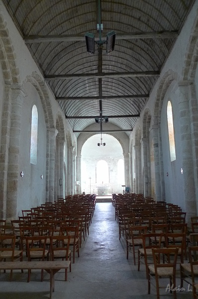 P1160015.JPG - Nef de l'église de Neret