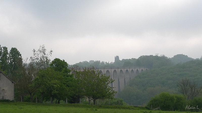 P1180004.JPG - Le Viaduc de Cluis vu du bas