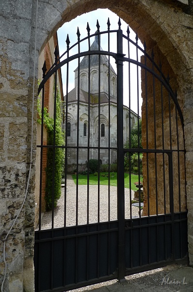 P1180009.JPG - L'église de Gargilesse, vue du portail du château