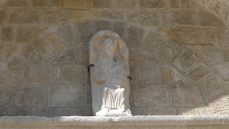 P1200029.JPG - La Vierge à l'Enfant (N-D de La Souterraine) en granit (XIIe)