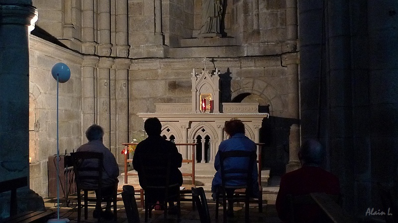 P1200034.JPG - Eglise Notre-Dame de l'Assomption : récitation du chapelet pendant le mois de Marie