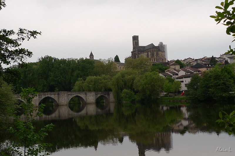 P1240005.JPG - Vieux pont sur la Vienne et la Cathédrale Saint-Etienne (XIIIe-XVIe-XIXe)