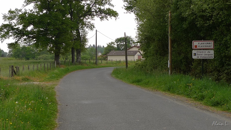 P1250005.JPG - Entrée de Flavignac, sur le Chemin de Saint-Jacques de Compostelle