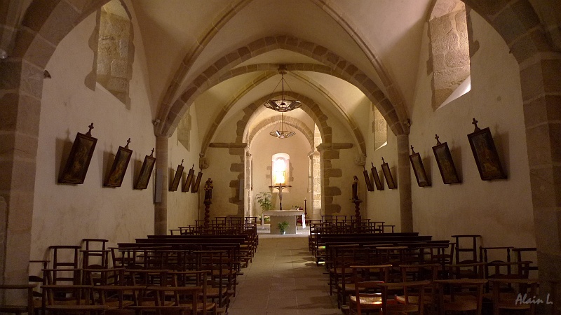 P1250013.JPG - La nef de l'église romano-gothique de la Nativité de la Sainte Vierge à Les Cars