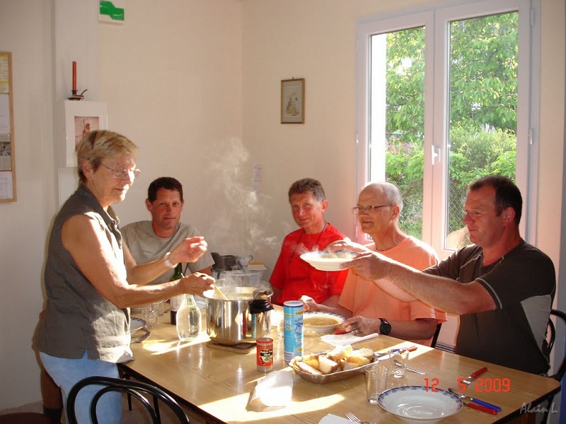 DSC03447-LaCoquille-Daniel.JPG - Diner au refuge de La Coquille. Eliane, l'hospitalière, sert la soupe. A ses côtés Eric puis Michel, moi et Francis. (photo Eric V.)