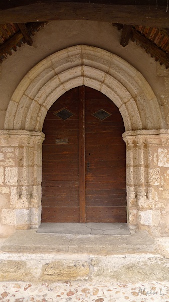 P1280006.JPG - Le porche de l'église de Cornille