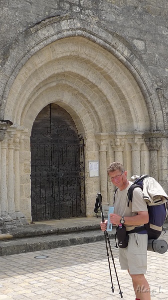 P1320013.JPG - Michel devant le portail de l'église Saint-André