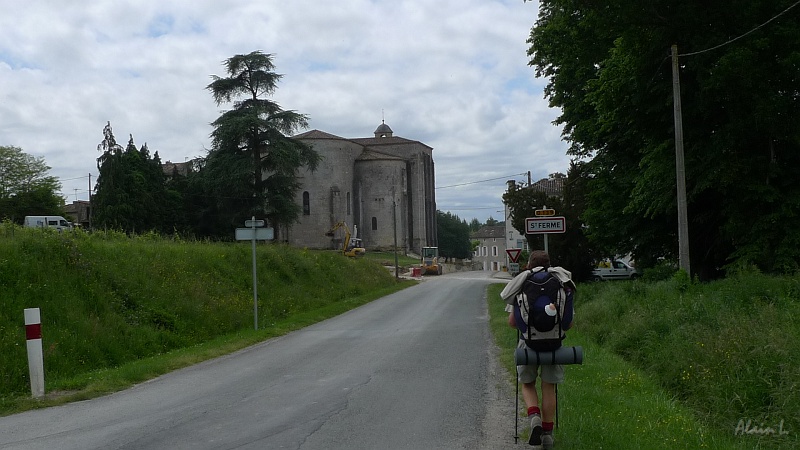 P1320015.JPG - Arrivée à Saint-Ferme. A gauche, l'ancienne abbaye bénédictine de la Banderolle (XIe-XIIIe)