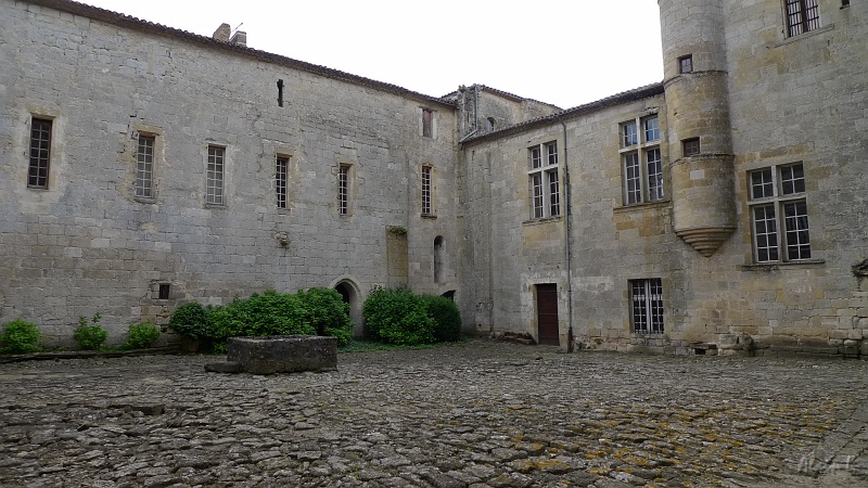 P1320017.JPG - Cour intérieure de l'abbaye bénédictine de la Banderolle à Saint-Ferme