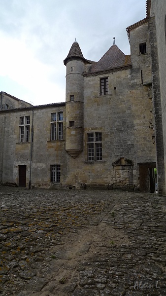 P1320018.JPG - Cour intérieure de l'abbaye bénédictine de la Banderolle à Saint-Ferme