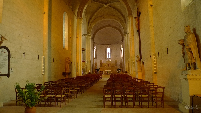 P1320019.JPG - Nef de l'église abbatiale Notre-Dame de la Nativité à Saint-Ferme