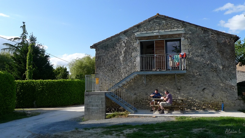 P1320022.JPG - Jean et René, les deux cousins, devant le refuge pèlerin de Saint-Ferme