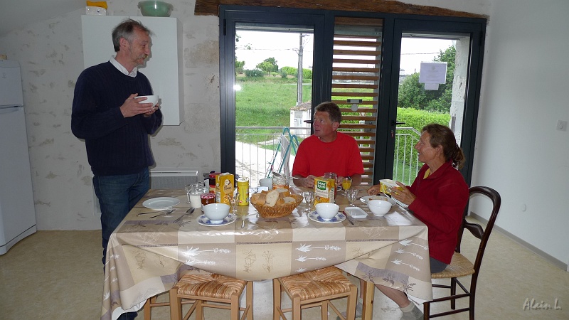 P1330002.JPG - Philippe, hospitalier, a préparé le petit-déjeuner que Michel et Marleen apprécient