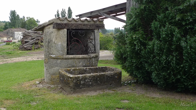 P1330009.JPG - Un vieux puit à Roquebrune