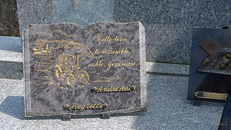 P1330013.JPG - Epitaphe : "Cette terre te ressemble, noble, généreuse"