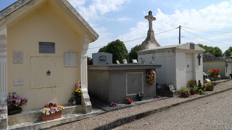 P1330014.JPG - Ce cimetière est assez curieux, pour nous, gens du Nord