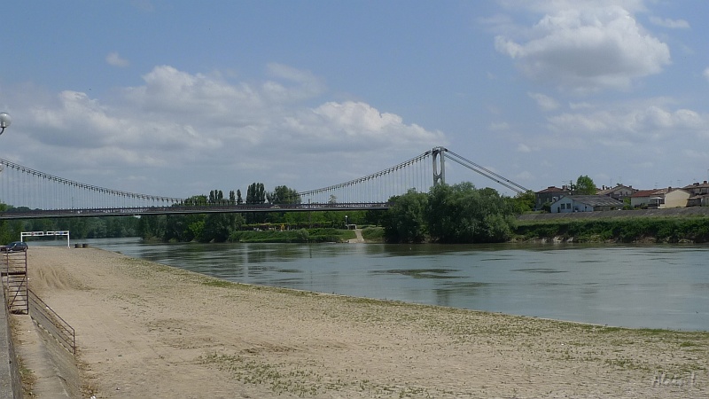 P1330027.JPG - Le pont suspendu (1934) sur la Garonne