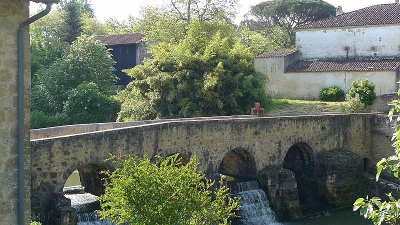 P1340003.JPG - Le pont-digue sur la Bassane (XIIe) à Pondaurat