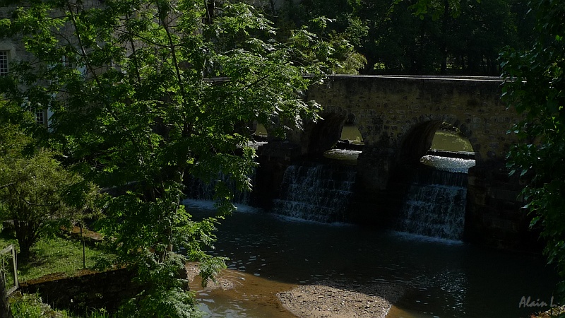 P1340004.JPG - Le pont-digue sur la Bassane (XIIe) à Pondaurat