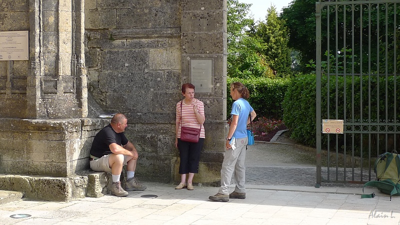 P1340029.JPG - Jean et Marleen en discussion avec la responsable locale de l'Association de la Voie de Vézelay