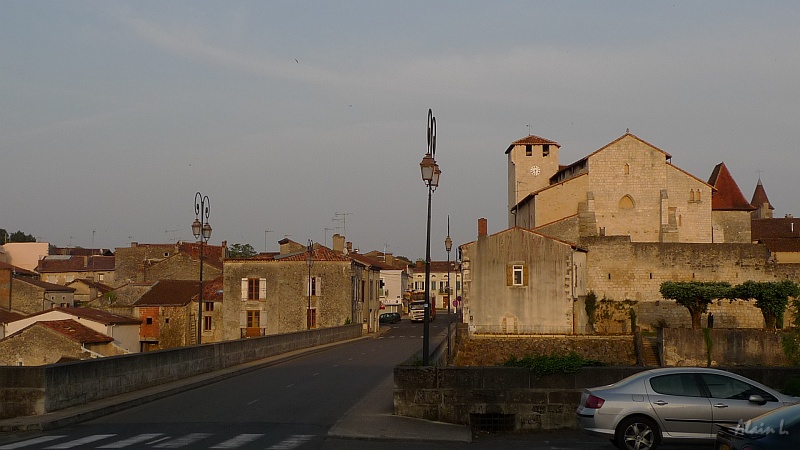 P1360020.JPG - A droite du pont l'église Notre-Dame de l'Assomption (XIIe-XVe)