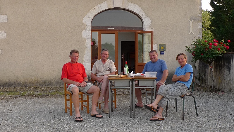 P1360022.JPG - Michel, René, Jean et Marleen à l'heure de l'apéritif