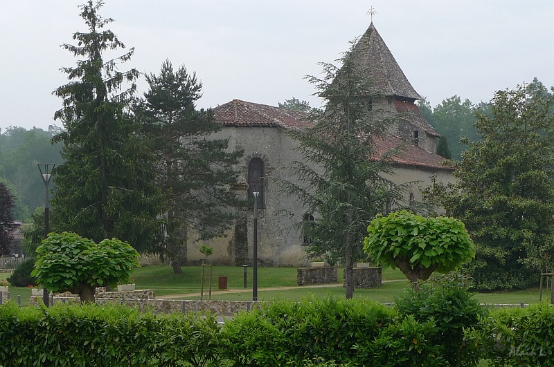 P1370008.JPG - L'église Sainte-Candide de Bougue