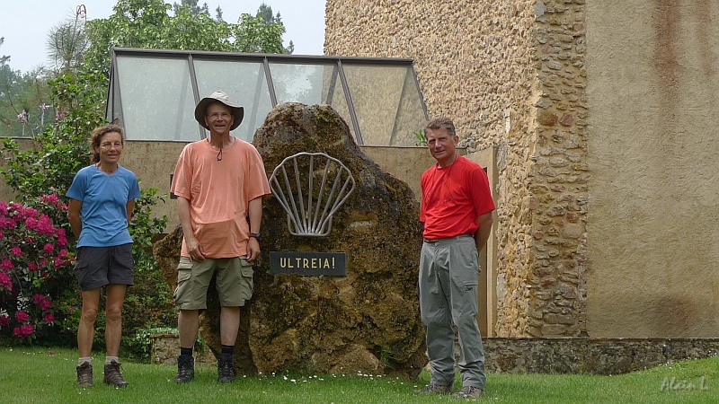 P1370009.JPG - Marleen, Alain et Michel devant ce monument  dédié au Chemin dee Compostelle. Ultreia !