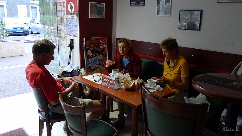 P1390001.JPG - Michel, Marleen et Eve au petit-déjeuner à Hagetmau