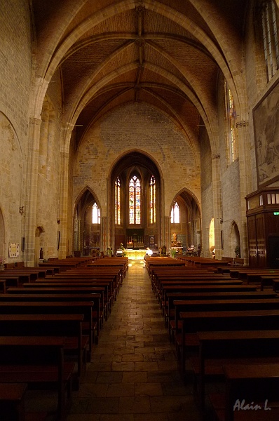 P1390014.JPG - La nef de l'église Saint-Pierre d'Orthez