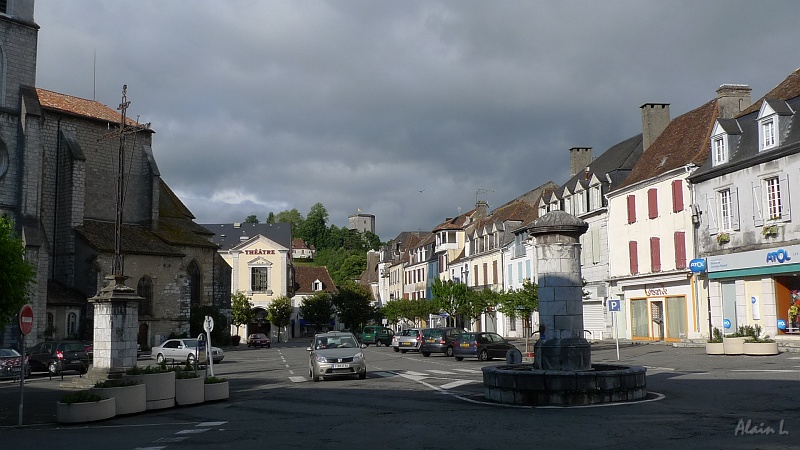 P1390018.JPG - Place de l'église Saint-Pierre