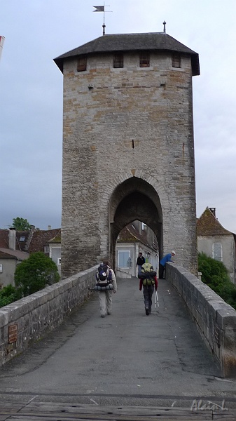 P1400001.JPG - Michel et Marleen traversent le Pont Vieux fortifié d'Orthez