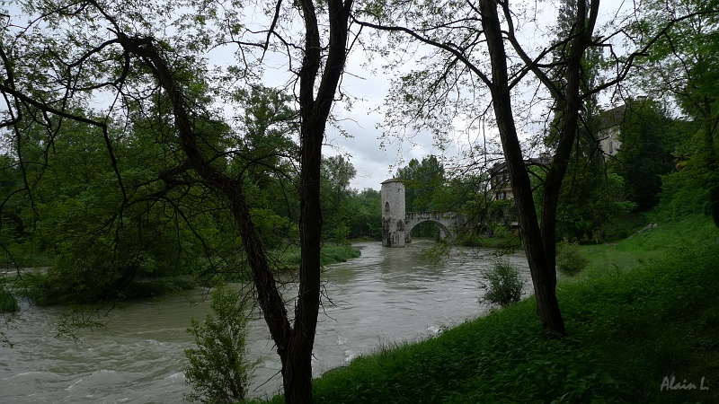 P1400019.JPG - Le pont de la légende