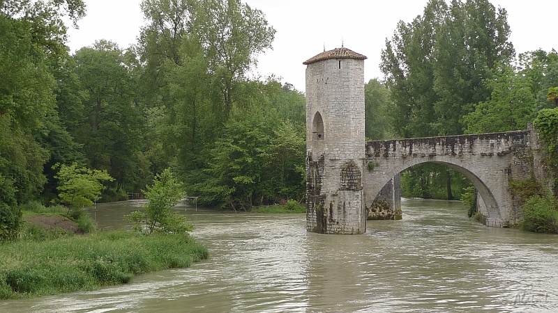 P1400022.JPG - Le pont de la légende