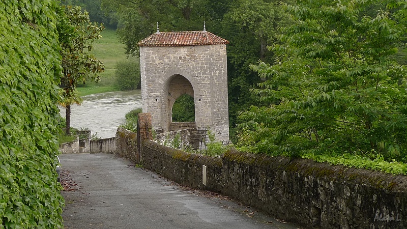 P1400024.JPG - Le pont de la légende