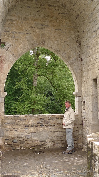 P1400026.JPG - Michel sur le pont de la légende