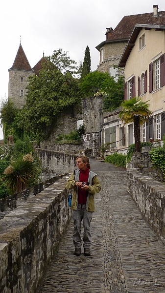 P1400027.JPG - Marleen sur le pont de la légende