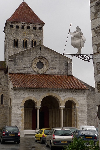 P1400028.JPG - Enseigne au profil de pèlerin devant l'église Saint-André