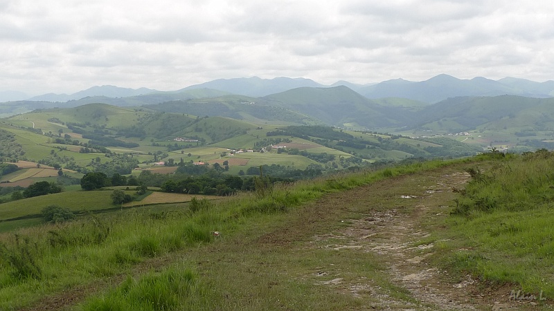 P1410007.JPG - Vue sur les Pyrénées depuis la chapelle de Soyarce