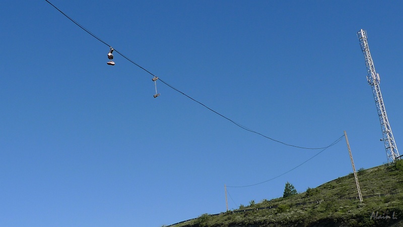 P1450007.JPG - Facéties de pèlerins : ces paires de chaussures flottent au dessus du chemin