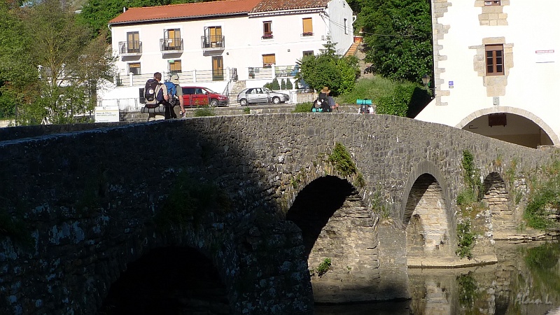 P1450008.JPG - Le pont médiéval de Trinidad de Arre sur le rio Ulzama, près de Villava