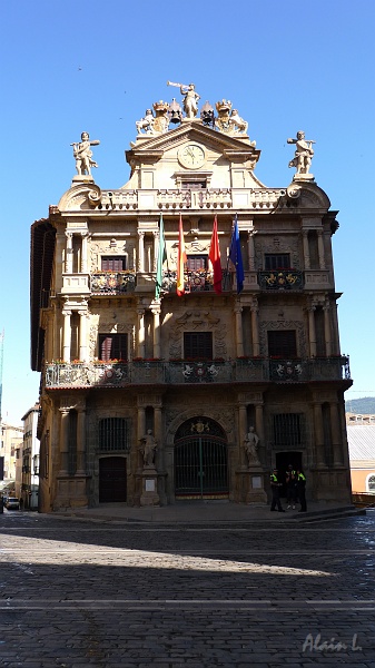 P1450013.JPG - Façade de la mairie de Pamplona