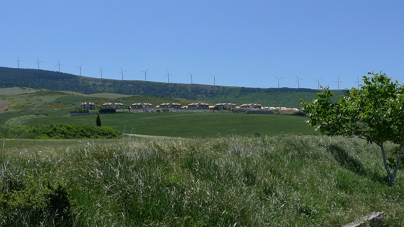 P1450025.JPG - Alignement d'éoliennes sur la Sierra del Perdón